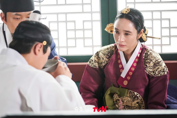 《王后傘下》7個劇情隱喻！「鯉魚」象徵勢力，「成枏」代表梅花，這幕早暗示他當世子