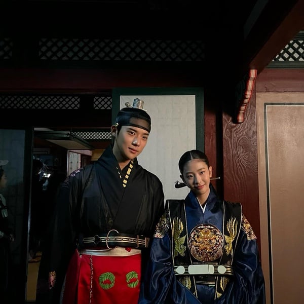 《王后傘下》「成枏大君」文相敏反差萌！190cm帥哥&成均館學霸，和「清荷」合照會緊張