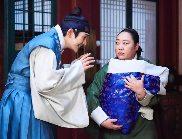 《王后傘下》6點分析「武矸大君&初月」速配原因!初月懂他的幽默,武矸因孩子變成熟了