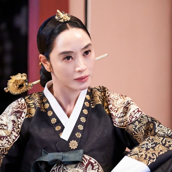《王后傘下》金憓秀人生比韓劇精彩!小學是跆拳道少年隊,被媽吸血還債,戀情還被拆散
