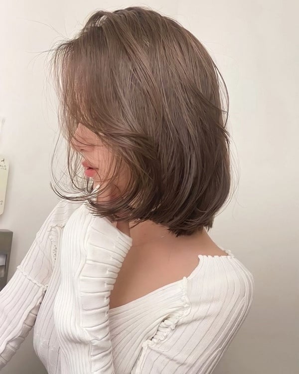 2023超人氣「不用漂髮色」推薦！亞麻茶棕美到爆擊心臟，這款染後讓髮質變更好