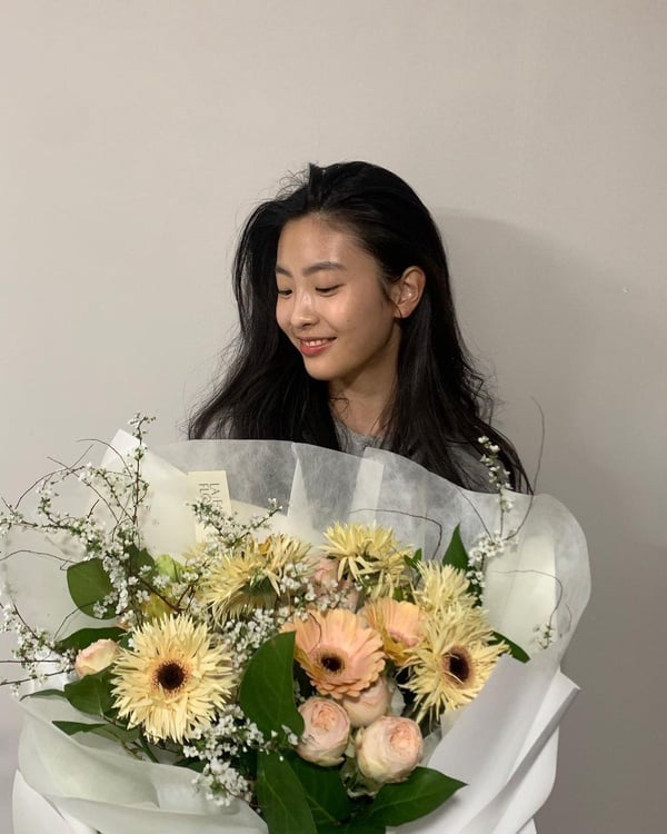 《王后傘下》清荷「吳藝珠」7個秘密！Rain公司首位女星，身高近170，曾演《海岸村》！