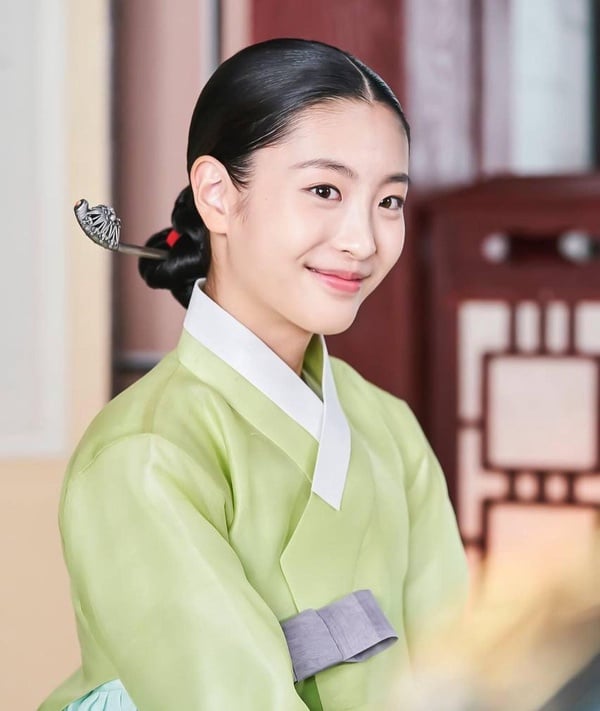 《王后傘下》清荷「吳藝珠」7個秘密！Rain公司首位女星，身高近170，曾演《海岸村》！