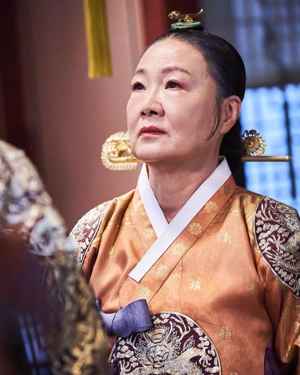 《王后傘下》「歷史原型」結局!大妃原型自己作死,成枏大君原型篡位成功,領相實慘!