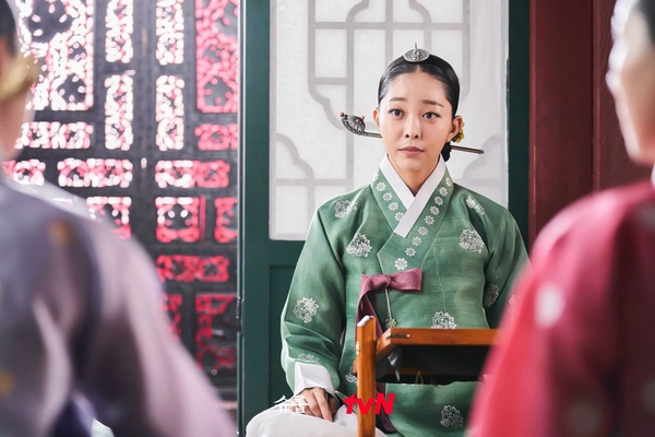 《王后傘下》「歷史原型」結局!大妃原型自己作死,成枏大君原型篡位成功,領相實慘!