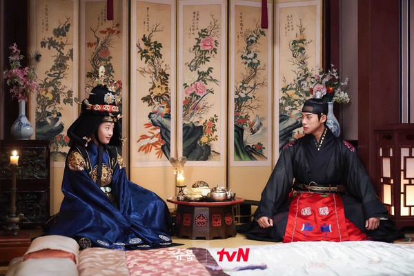 《王后傘下》成枏大君&清荷感情細節！「太陽」象徵成枏大君動心，兩次「圓房」有對比