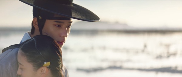 《王后傘下》成枏大君&清荷感情細節！「太陽」象徵成枏大君動心，兩次「圓房」有對比