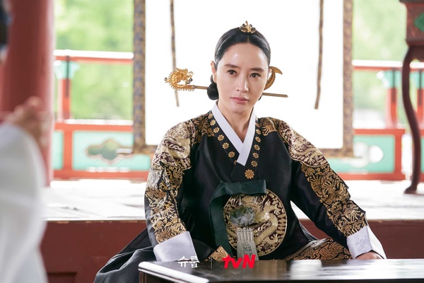 《王后傘下》中殿&大妃「性格對比」!中殿救人vs.大妃殺人,「這點」大妃徹底輸了!