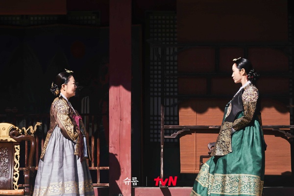 《王后傘下》中殿&大妃「性格對比」!中殿救人vs.大妃殺人,「這點」大妃徹底輸了!