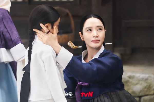 《王后傘下》中殿&大妃「性格對比」!中殿救人vs.大妃殺人,「這點」大妃徹底輸了!