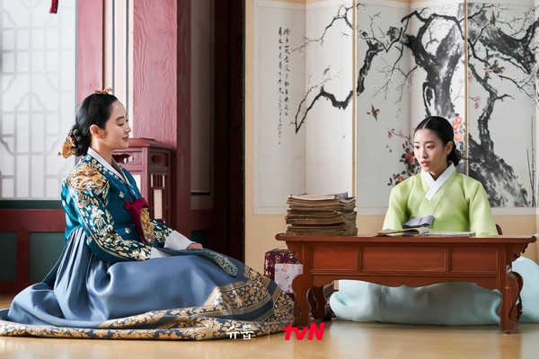 《王后傘下》中殿&大妃「性格對比」!中殿救人vs.大妃殺人,「這點」大妃徹底輸了!
