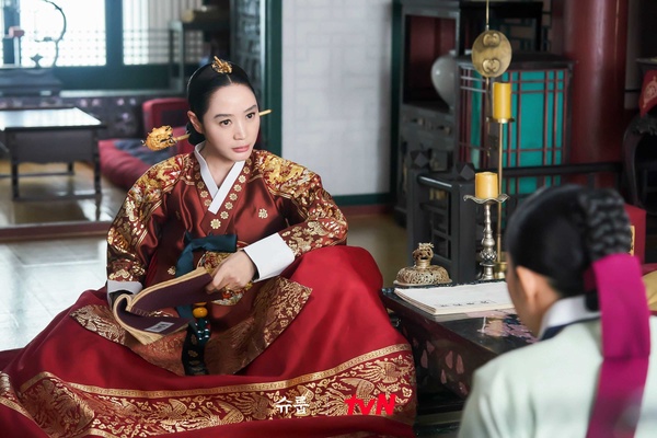 《王后傘下》中殿&大妃「性格對比」!中殿救人vs.大妃殺人,「這點」大妃徹底輸了!