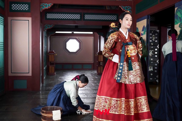 《王后傘下》中殿&大妃「性格對比」!中殿救人vs.大妃殺人,「這點」大妃徹底輸了!