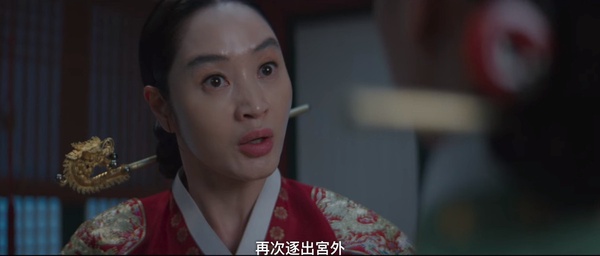 《王后傘下》中殿&大妃「性格對比」!中殿救人vs.大妃殺人,「這點」大妃徹底輸了!
