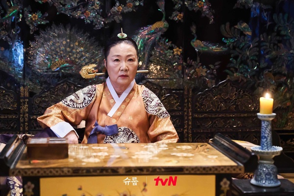 《王后傘下》中殿&大妃「性格對比」!中殿救人vs.大妃殺人,「這點」大妃徹底輸了!