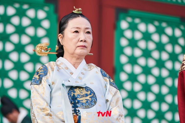 《王后傘下》中殿&大妃「性格對比」!中殿救人vs.大妃殺人,「這點」大妃徹底輸了!