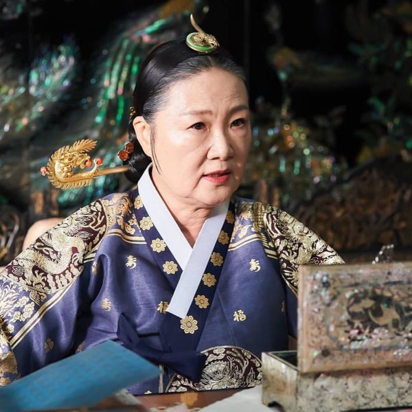 《王后傘下》中殿&大妃「性格對比」!中殿救人vs.大妃殺人,「這點」大妃徹底輸了!