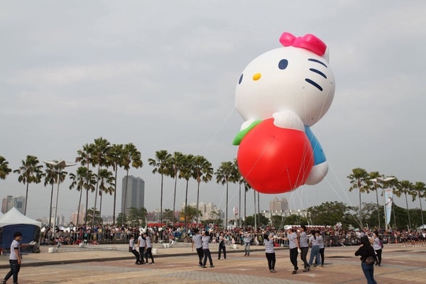 巨大Kitty、史努比氣球現身高雄!7-11「OPEN!大氣球遊行」回歸,17顆大氣球可愛登場