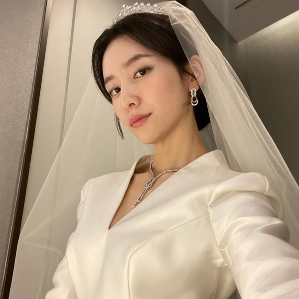 Namoo Actors旗下演員朴智賢的工作花絮照，展現其私下親和的樣貌