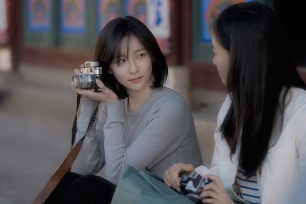 朴智賢在Netflix韓劇《妳和其餘的一切》中的劇照，飾演家境富裕的千尚燕