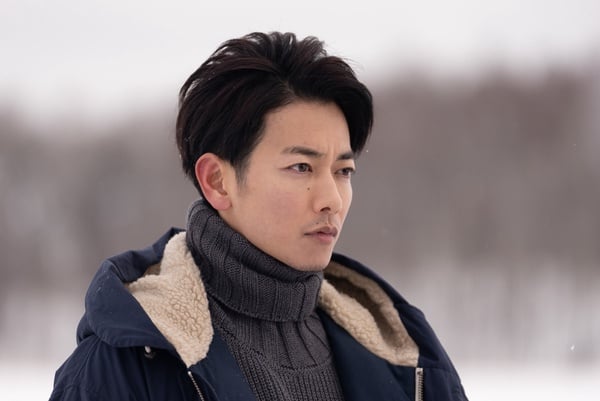《First Love 初戀》佐藤健10個秘密!與人妻傳緋聞被公司禁足,愛看韓劇《禹英禑》!