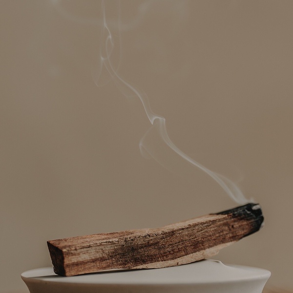 秘魯聖木的隱藏用法！聖木具淨化功效、可去除負能量，最佳使用方法＆聖木品牌推薦！