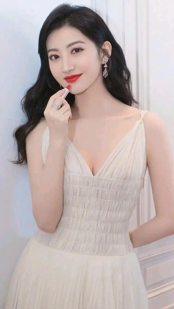 陸劇10位難忘的紅唇美人!趙麗穎《風吹半夏》霸氣,熱巴、倪妮美得經典,楊紫讓人意外