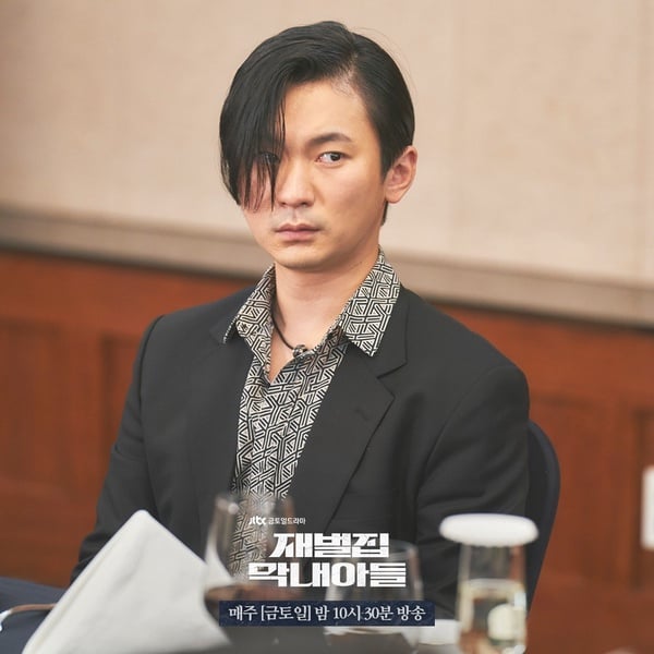 《財閥家的小兒子》7個劇情細節！「報紙」竟默默透露時間軸，禹室長這幕早就出現了？