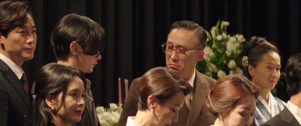 《財閥家的小兒子》7個劇情細節！「報紙」竟默默透露時間軸，禹室長這幕早就出現了？