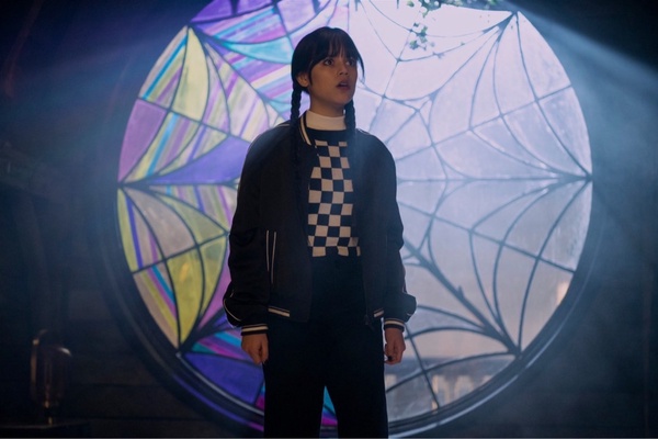 Netflix 美劇《星期三》15句黑白語錄:「我不相信天堂或地獄,但我信奉復仇。」