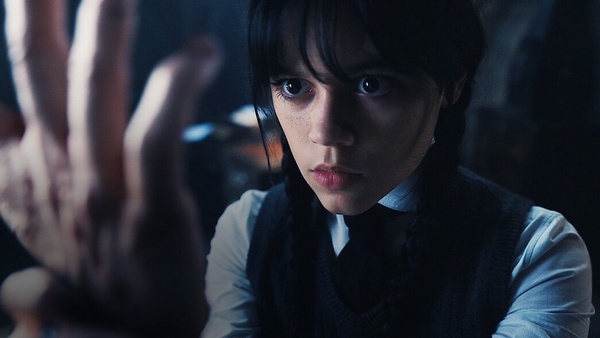 Netflix 美劇《星期三》15句黑白語錄:「我不相信天堂或地獄,但我信奉復仇。」