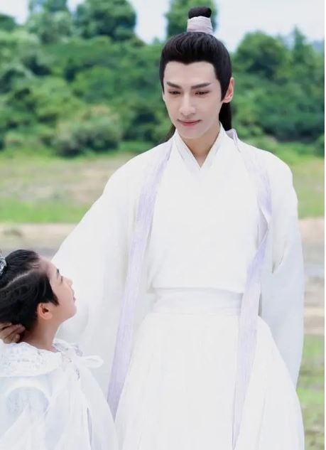 陸劇9位「人間腰精」男星！肖戰腰細，王一博比他更細，龔俊有人魚線，王鶴棣腰太驚人