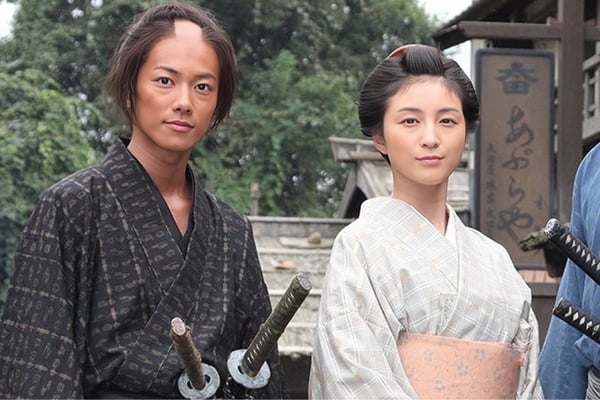 佐藤健&綾瀨遙傳閃婚!佐藤健歷任10位緋聞對象:曾與石原聰美傳戀情、和她爆婚外戀