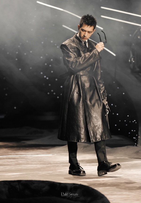 GQ盛典15位明星「精修vs.未修」!王鶴棣&李現同場比帥,白鹿像公主,田曦薇禮服很災難
