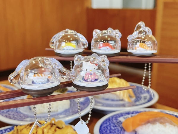 Hello Kitty現身藏壽司！藏壽司ｘ三麗鷗推限定扭蛋，Kitty、布丁狗、美樂蒂變13款扭蛋