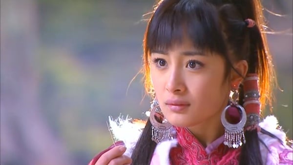 楊冪從小美到大舊照合輯！四歲接演第一部戲、小時候酷似混血兒，從小就擁有驚人大長腿