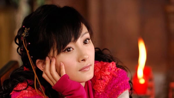 楊冪從小美到大舊照合輯！四歲接演第一部戲、小時候酷似混血兒，從小就擁有驚人大長腿
