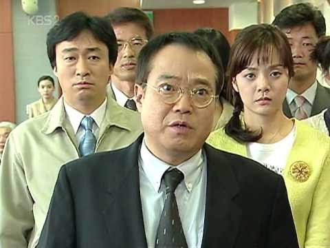 《財閥家的小兒子》演員「年輕舊照」對比！宋仲基爸媽顏值超高，爺爺李星民先老起來放