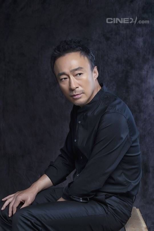 《財閥家的小兒子》演員「年輕舊照」對比！宋仲基爸媽顏值超高，爺爺李星民先老起來放