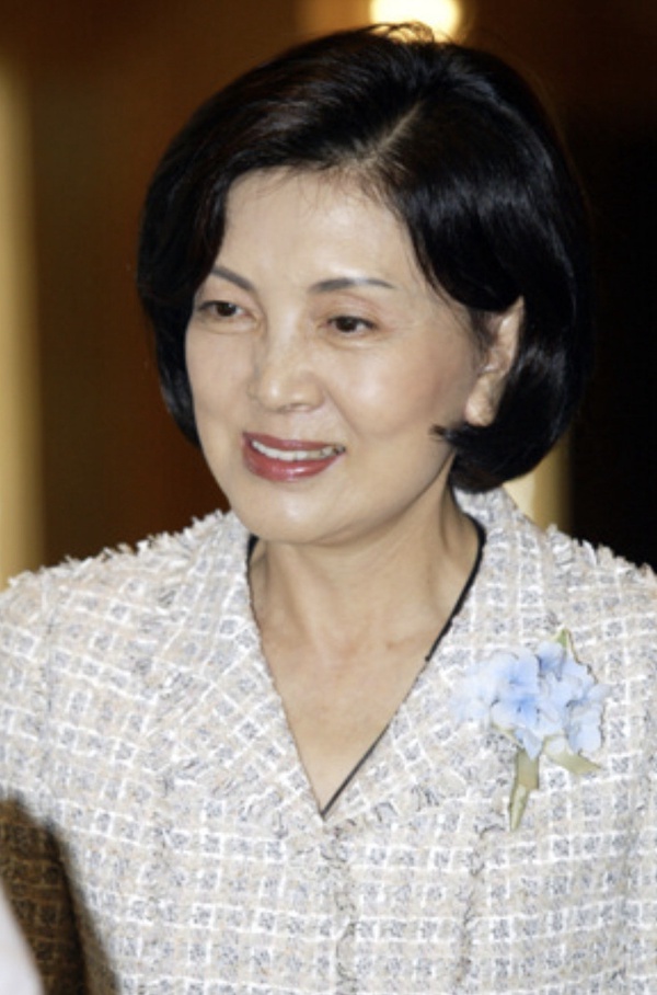 從《財閥家的小兒子》看三星太后「洪羅喜」起伏一生!韓國藝術界教母,卻為子女操碎心