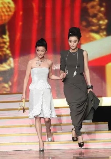 9位比想像中矮的女星！趙露思160，陳鈺琪164也不高，王鶴棣竟把160的沈月「擋好擋滿」