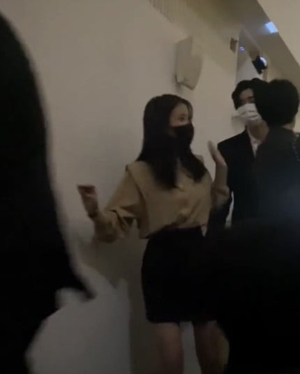 李鍾碩和IU「高甜愛情細節」！10年好友變情人，李鍾碩早就多次偷偷示愛，隱藏的糖超多