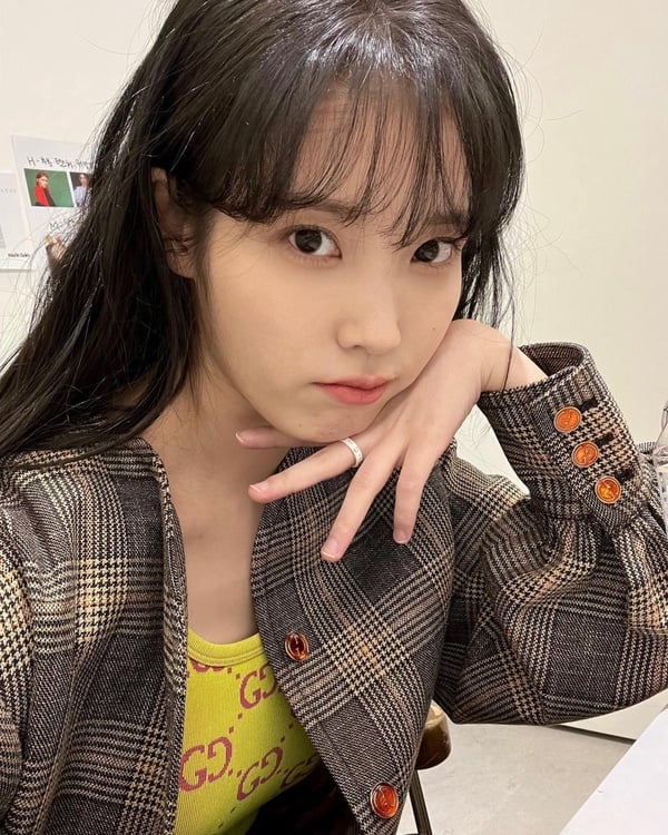 李鍾碩和IU「高甜愛情細節」！10年好友變情人，李鍾碩早就多次偷偷示愛，隱藏的糖超多