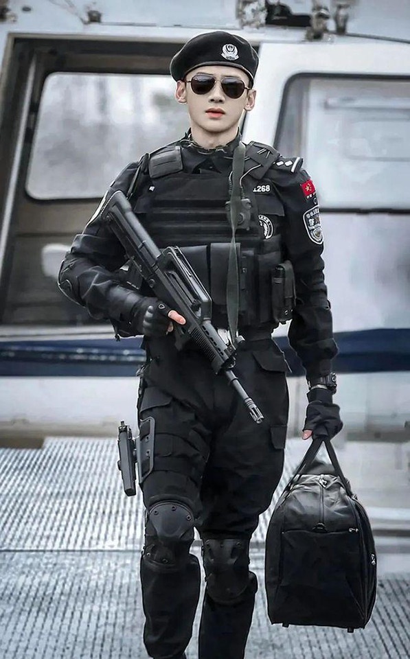 陸劇10位男星「制服殺」！肖戰軍裝帥炸，楊洋、王凱禁慾，王鶴棣空少制服全校公認的帥