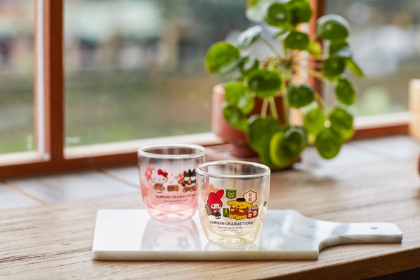 Kitty在HOLA！HOLAｘ三麗鷗推63款限定商品，Kitty懶骨頭、Kitty拖鞋、布丁狗抱枕必收
