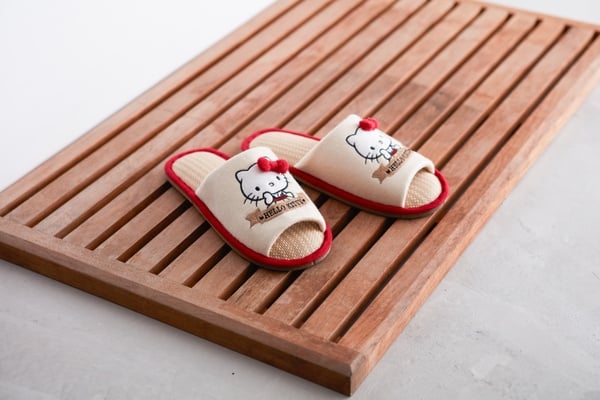 Kitty在HOLA!HOLAx三麗鷗推63款限定商品,Kitty懶骨頭、Kitty拖鞋、布丁狗抱枕必收