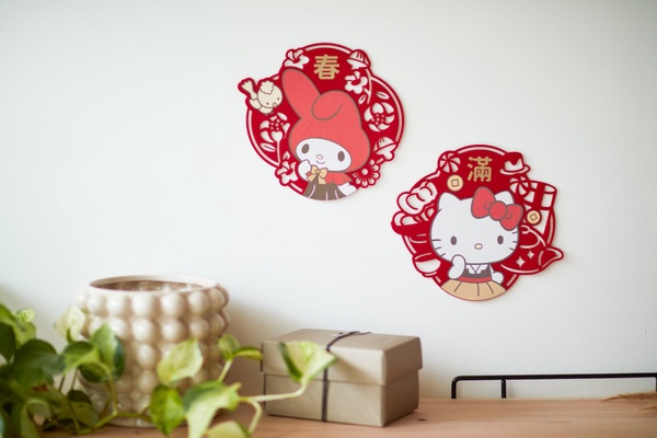 Kitty在HOLA！HOLAｘ三麗鷗推63款限定商品，Kitty懶骨頭、Kitty拖鞋、布丁狗抱枕必收