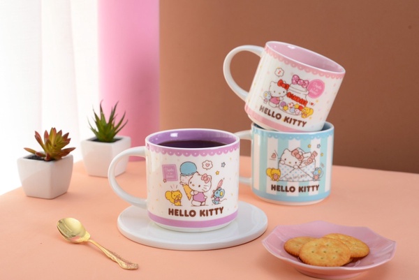 7-11「Hello Kitty玩遊世界提袋」加購99元，Kitty泡麵碗、疊疊杯、行李箱、相機超欠收