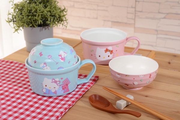 7-11「Hello Kitty玩遊世界提袋」加購99元，Kitty泡麵碗、疊疊杯、行李箱、相機超欠收