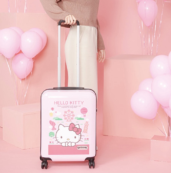 7-11「Hello Kitty玩遊世界提袋」加購99元，Kitty泡麵碗、疊疊杯、行李箱、相機超欠收